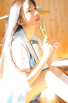 几男含着她两个硕大的乳